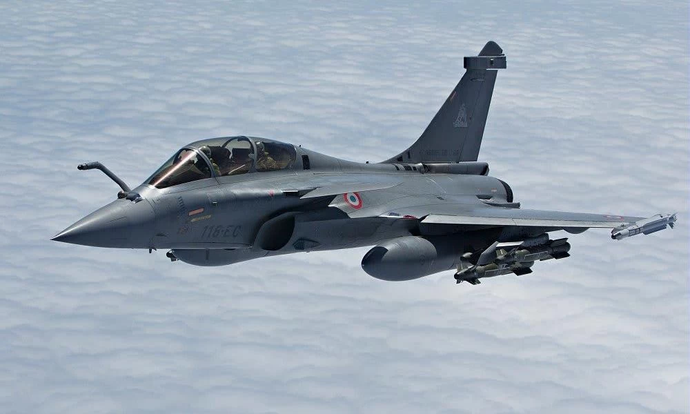 Rafales από το αεροπλανοφόρο "Ντε Γκωλ" περιπολούν ...δια παν ενδεχόμενο (Βίντεο)